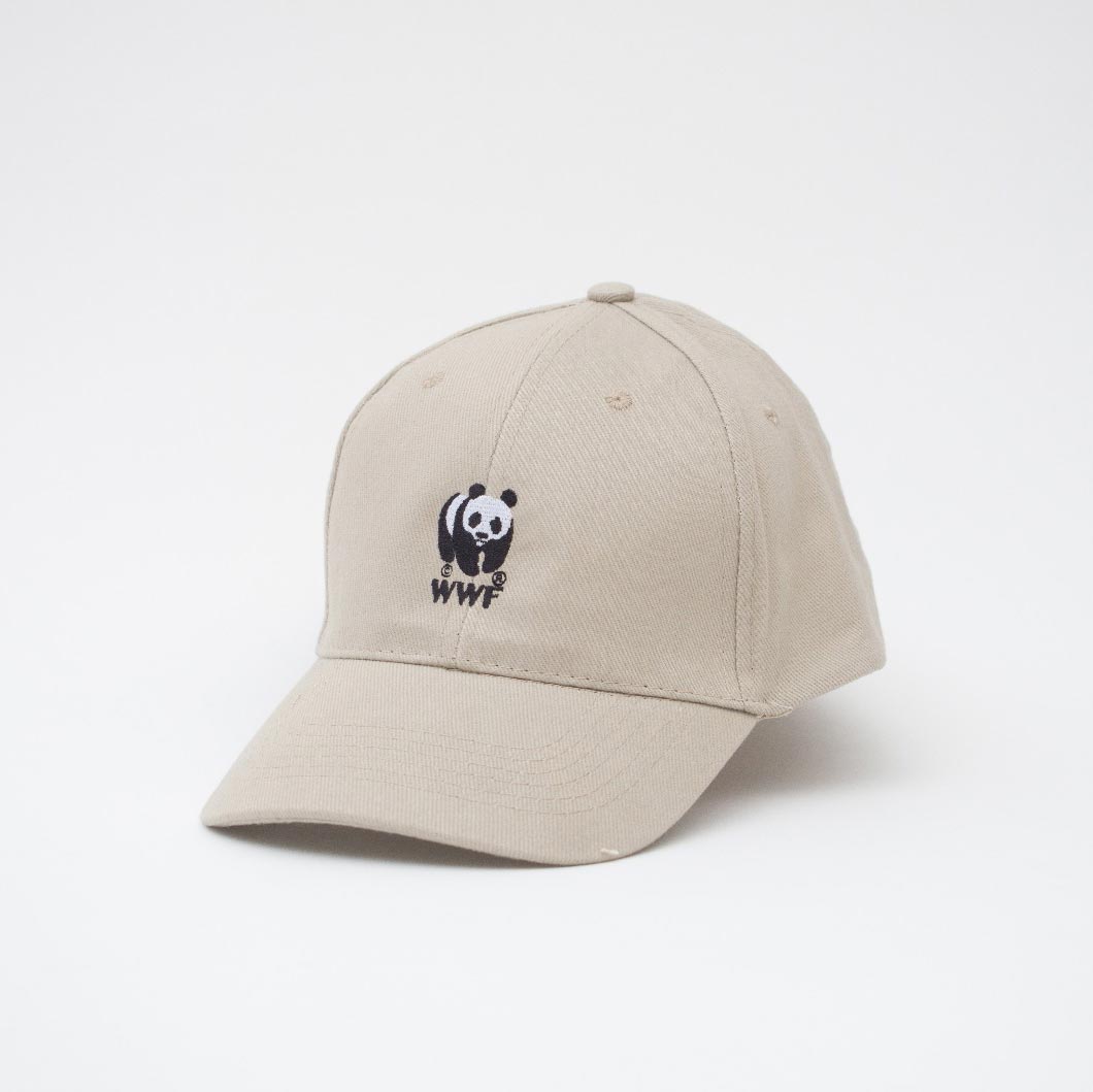 Cappello beige con visiera, adornato con il logo del panda del WWF, presentato su uno sfondo bianco