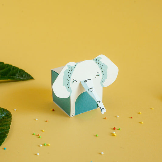 Una piccola scatola porta confetti a forma di elefante azzurro con il logo del WWF, posizionata su uno sfondo bianco