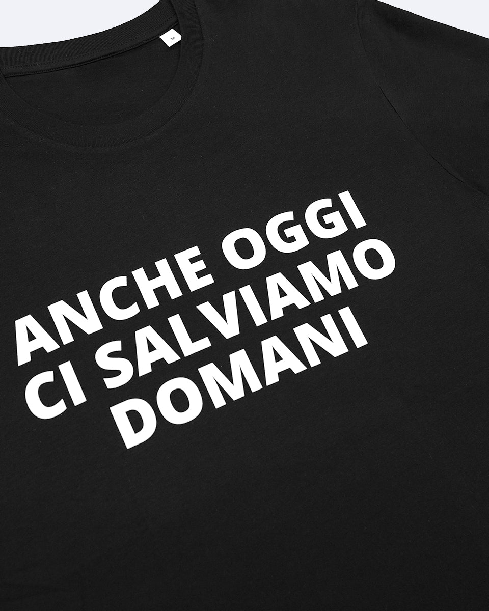 T-shirt nera "Anche oggi ci salviamo domani"