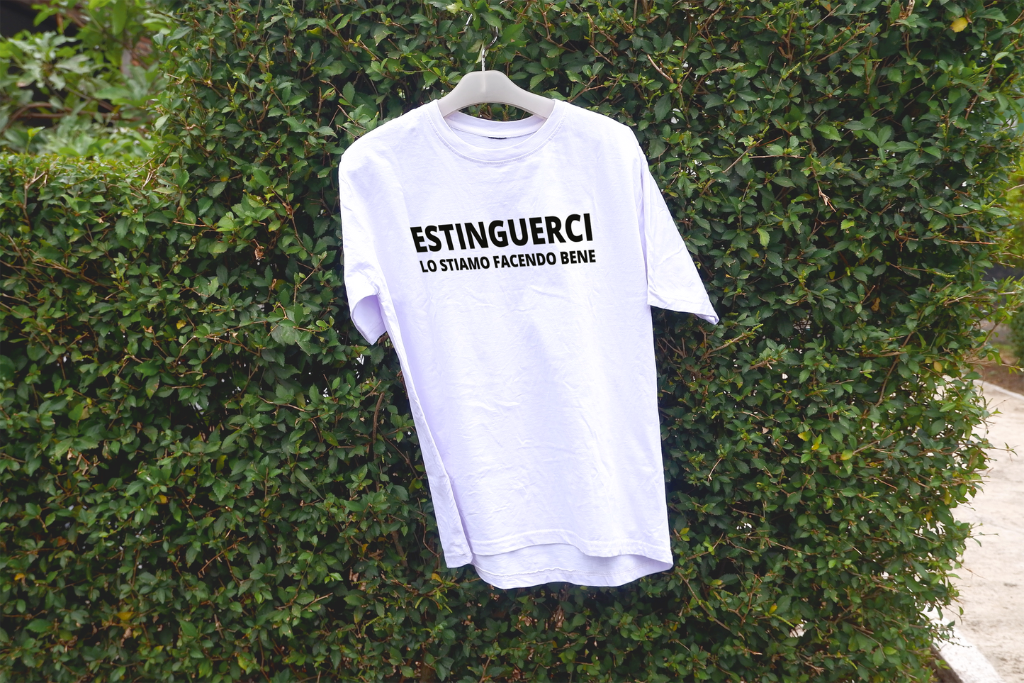 T-shirt bianca "Estinguerci lo stiamo facendo bene"